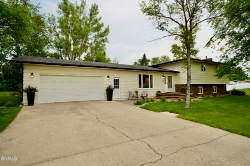 309 17th St Ne, Jamestown, ND, 58401-2461 | Card Image