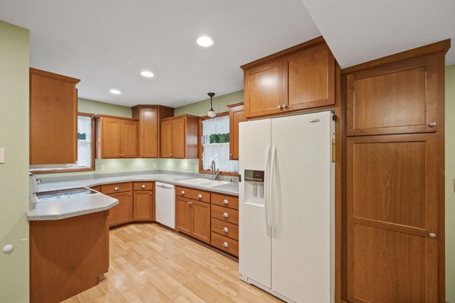 All appliances are newer and included. | Image 4