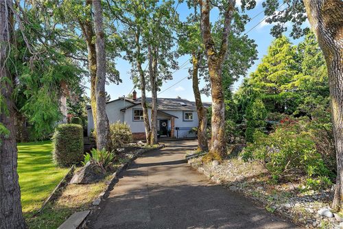 1529 Mt. Douglas Cross Rd, Saanich, BC, V8N1Z9 | Card Image