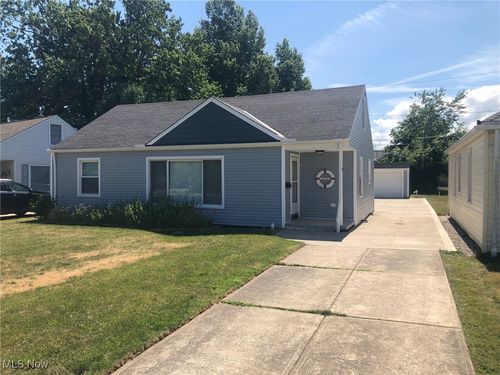 29520 Cresthaven Dr, Willowick, OH, 44095-4537 | Card Image