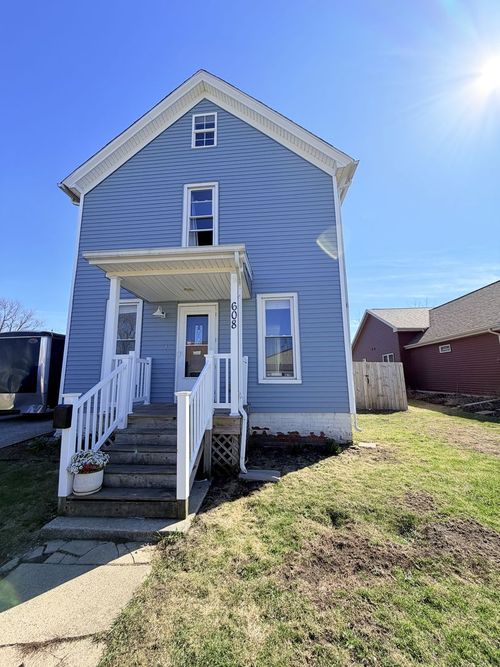 608 W Cedar St, Le Roy, IL, 61752-1636 | Card Image