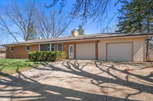 W151N7824 Hilltop Dr, Menomonee Falls, WI, 53051 | Card Image