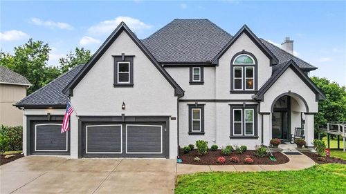 8008 Park Ridge Dr, Parkville, MO, 64152-3105 | Card Image