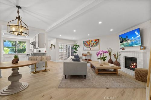 167-21500 Califa St, Woodland Hills, CA, 91367-5400 | Card Image