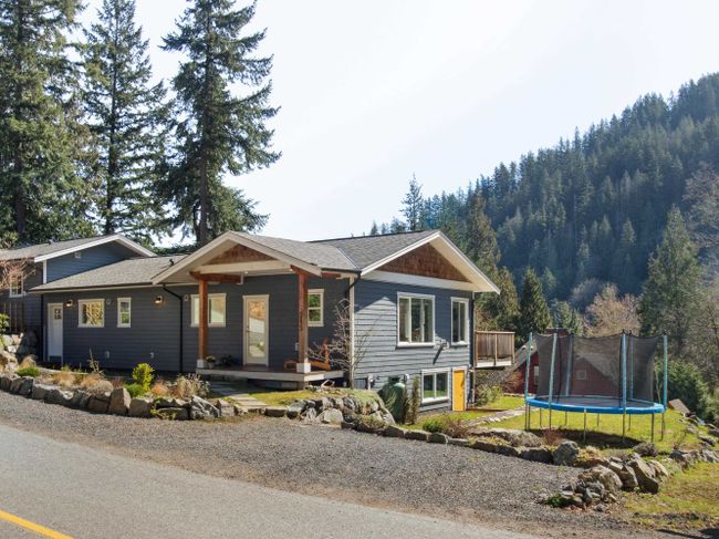 945 Rivendell Drive, Home with 3 bedrooms, 2 bathrooms and 2 parking in Bowen Island BC | Image 3