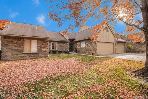 7-6121 Westbrooke Dr, West Bloomfield, MI, 48322-3229 | Card Image