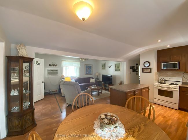 2 - 9951 Northville Cres, Home with 2 bedrooms, 1 bathrooms and 2 parking in Thedford ON | Image 12