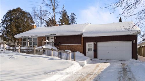 389 3rd St, Hanover, ON, N4N1B4 | Card Image