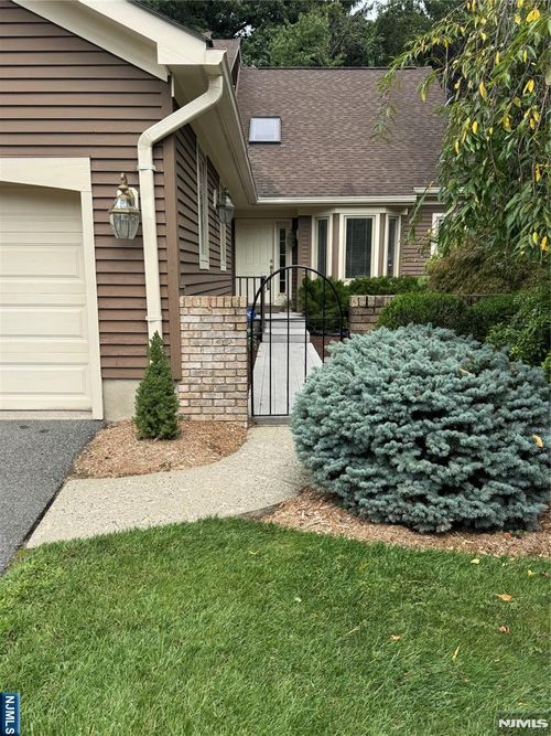 239 Westervelt Ln, Mahwah, NJ, 07430-3228 | Card Image