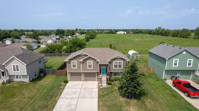 710 S Sunset Lane, House other with 3 bedrooms, 2 bathrooms and null parking in Raymore MO | Image 2