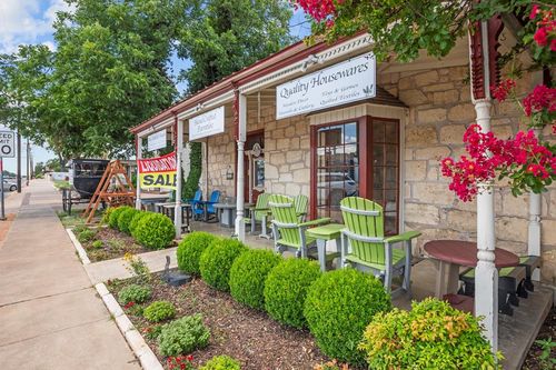 410-408-410 W Main St, Fredericksburg, TX, 78624-3128 | Card Image