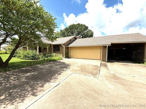 1001 S B St, Henryetta, OK, 74437-5805 | Card Image