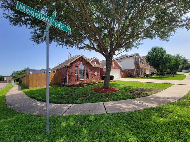 2310 Megellan Point Ln, House other with 4 bedrooms, 2 bathrooms and 2 parking in Pearland TX | Image 5