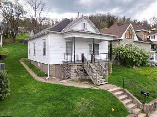 135 W Woodland Ave, Clarksburg, WV, 26301-4055 | Card Image