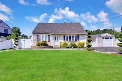 290 Eastwood Ave, Deer Park, NY, 11729-2204 | Card Image