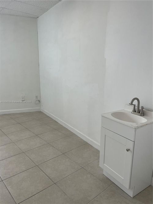 203-18315 W Dixie Hwy, NORTH MIAMI BEACH, FL, 33160-2071 | Card Image