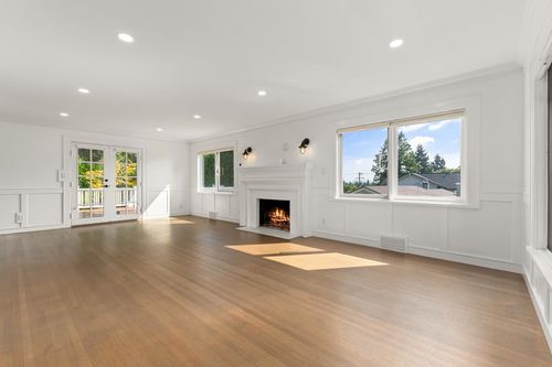 1560 19th St, West Vancouver, BC, V7V3X6 | Card Image