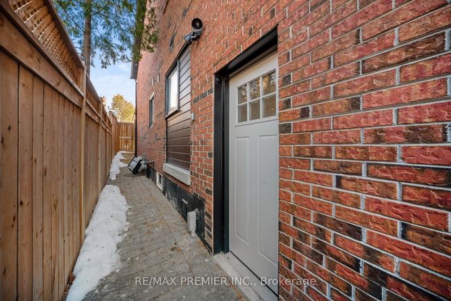 122 Robert Hicks Dr, House attached with 6 bedrooms, 5 bathrooms and 2 parking in North York ON | Image 31