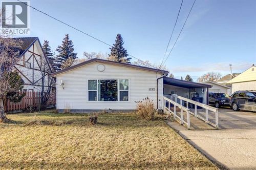 1152 Morden Ave, Pincher Creek, AB, T0K1W0 | Card Image