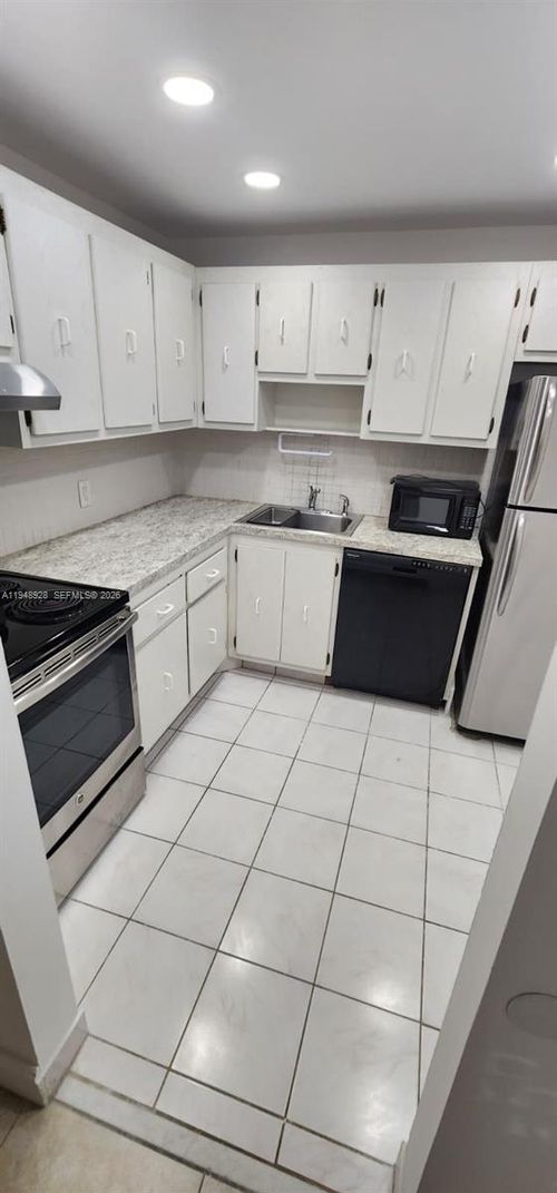 apt-135-20379 W Country Club Dr, Aventura, FL, 33180-1627 | Card Image