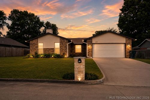 2307 E Fieldstone St, Okmulgee, OK, 74447-6608 | Card Image