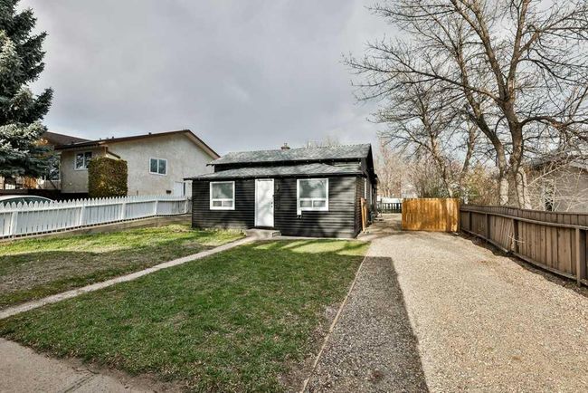 611 16 Street N, Home with 2 bedrooms, 1 bathrooms and 2 parking in Lethbridge AB | Image 2