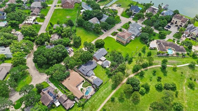 Quiet residential neighborhood with mature trees and friendly neighbors. | Image 29