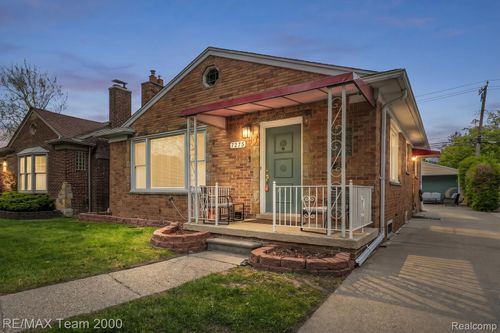 7275 Colonial St, Dearborn Heights, MI, 48127-1741 | Card Image