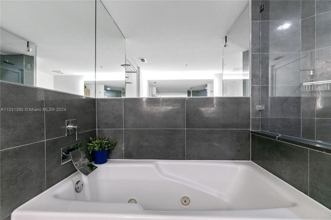 APT-1601 - 1800 N Bayshore Dr, Condo with 3 bedrooms, 3 bathrooms and null parking in Miami FL | Image 27