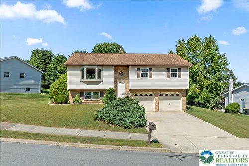 975 Hillcrest Dr S, Macungie, PA, 18062-1623 | Card Image