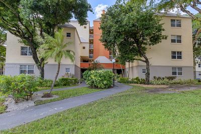 302 - 8333 Lake Dr, Condo with 1 bedrooms, 1 bathrooms and null parking in Doral FL | Image 1