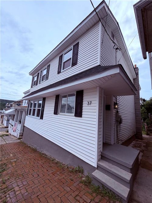 37 Jones St, Lansford, PA, 18232-2215 | Card Image