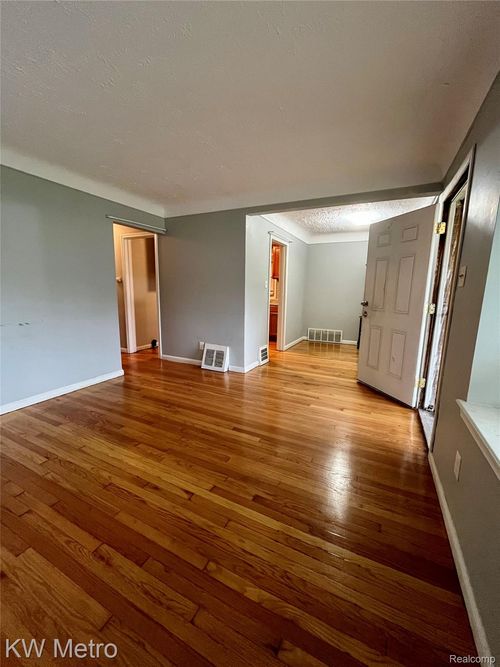 19362 Sunderland Rd, Detroit, MI, 48219-2737 | Card Image
