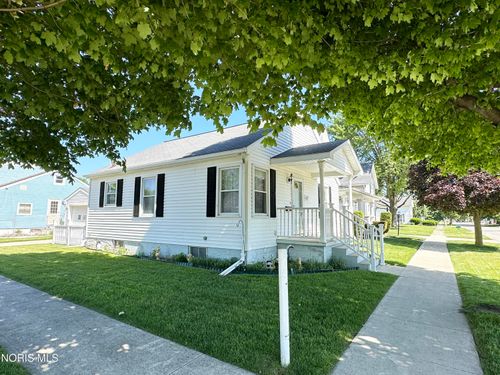 817 S Wood St, Fostoria, OH, 44830-2411 | Card Image