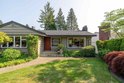 915 Wentworth Ave, North Vancouver, BC, V7R1R8 | Card Image