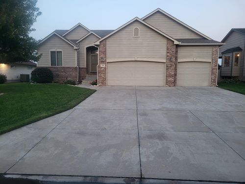 310 Springlake Ct, Newton, KS, 67114-5577 | Card Image