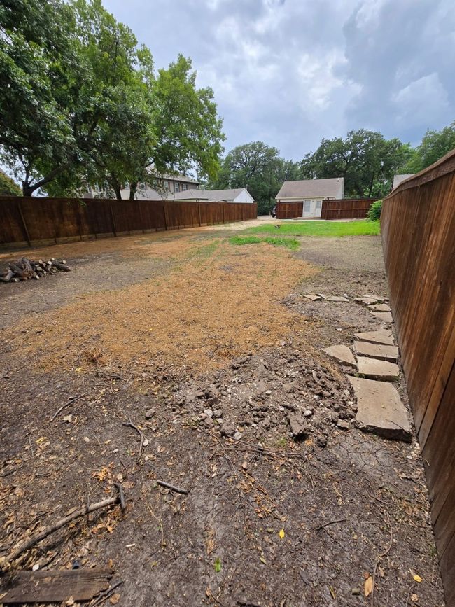 Fenced backyard with an outbuilding | Image 5
