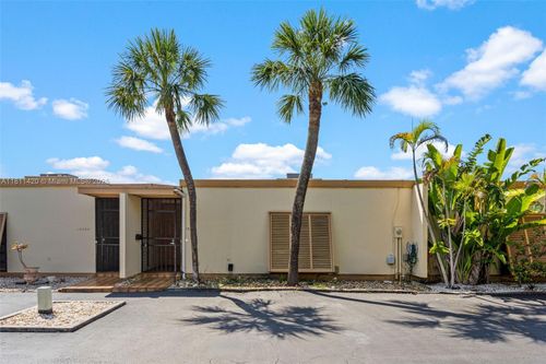 15504 Sharpecroft Dr, Miami Lakes, FL, 33014-2013 | Card Image