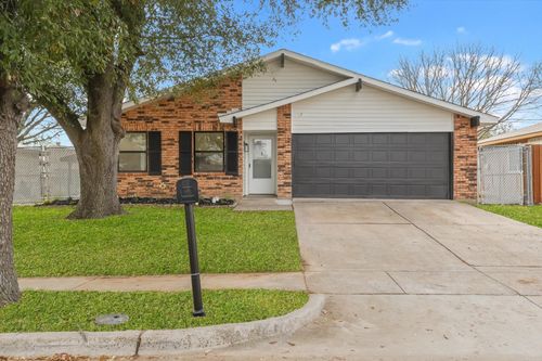 617 Parkvale Ln, Grand Prairie, TX, 75052-5212 | Card Image