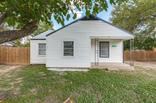 217 Ridgeway Ave, Azle, TX, 76020-4031 | Card Image