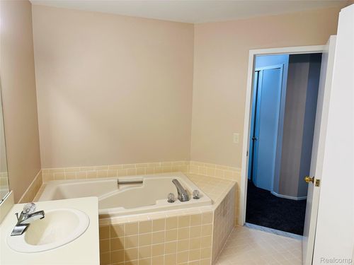 33779 Vista Dr, Farmington Hills, MI, 48331-2270 | Card Image