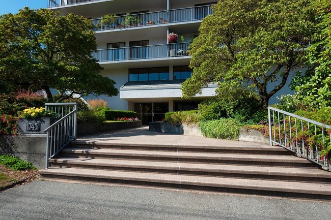 501 - 1745 Esquimalt Avenue, Condo with 2 bedrooms, 1 bathrooms and 2 parking in West Vancouver BC | Image 2