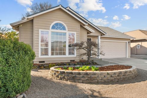 1818 Sarah Way, Medford, OR, 97501-8151 | Card Image