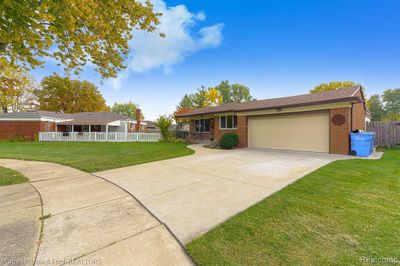 26417 Curie Court, Home with 3 bedrooms, 1 bathrooms and null parking in Warren MI | Image 2