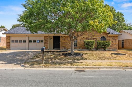 756 Nw Charlyne Dr, Burleson, TX, 76028-4002 | Card Image