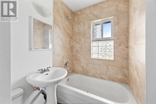 1056 Shepherd St E, Home with 3 bedrooms, 2 bathrooms and null parking in Windsor ON | Image 9