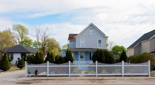 8 Brightside Ave, Central Islip, NY, 11722-2904 | Card Image