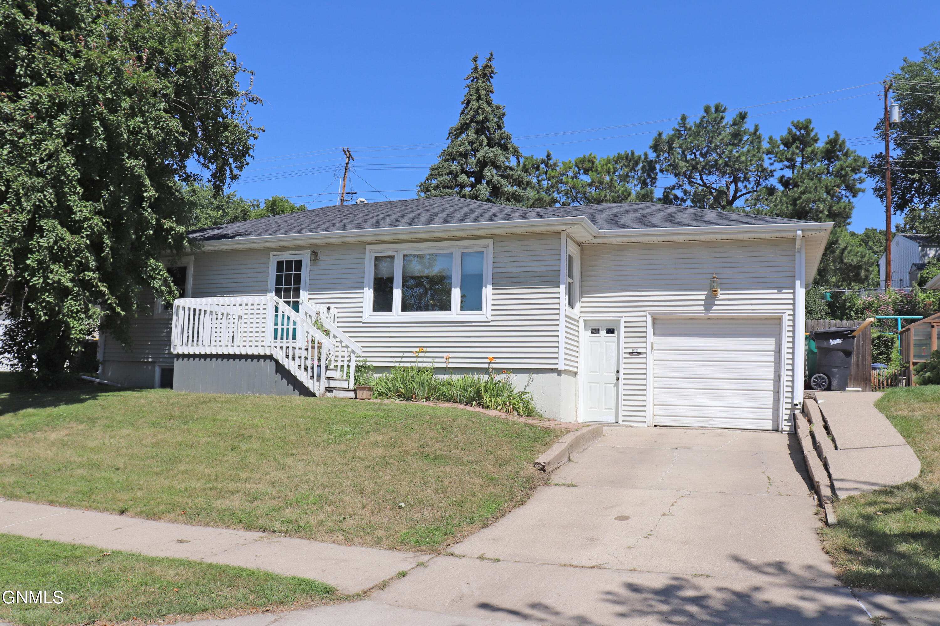 Crescent Ln, Bismarck, ND 58501