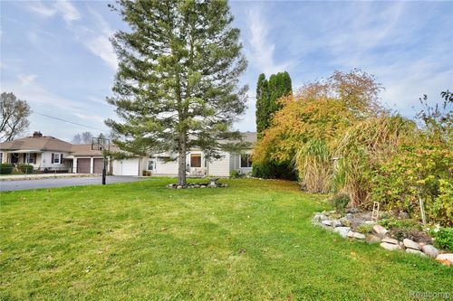 3413 Blue Lake Dr, Flint, MI, 48506-2083 | Card Image