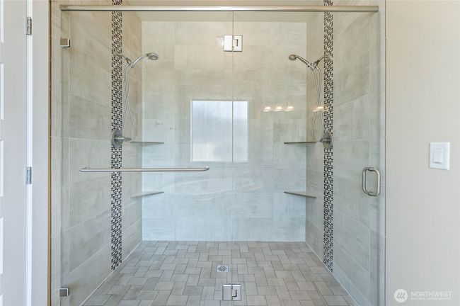 Double headed shower pristine! | Image 4